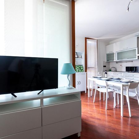 Appartamento Caterina A 5 Minuti Da Milano Fiere E San Siro Con Wifi-Netflix-Free Parking Kültér fotó